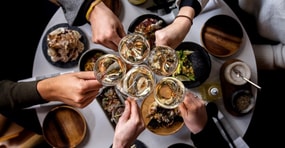 Cum îți alegi vinul potrivit în funcție de meniul de la masa de Crăciun? Sfaturi și idei pentru sărbători