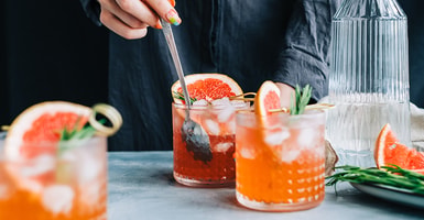 Cum să prepari cocktail-uri delicioase acasă, cu băuturi alcoolice și non-alcoolice de calitate